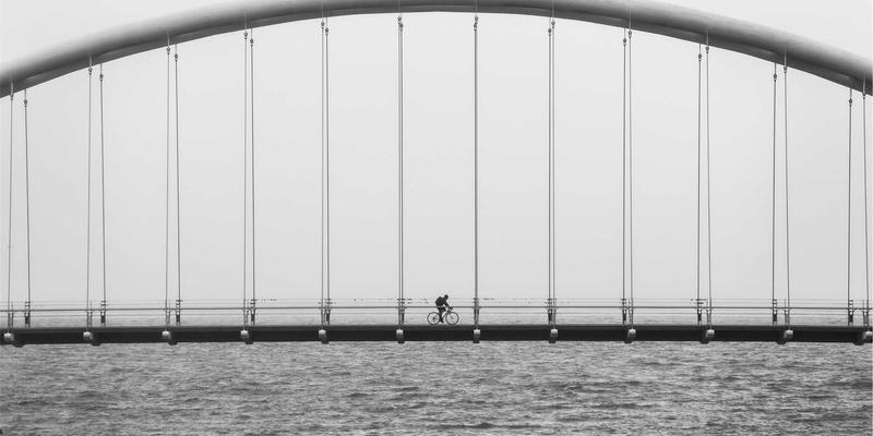 从基础制造到深度加工：建筑玻璃如何塑造现代建筑美学与功能