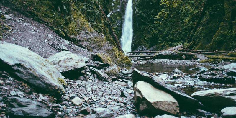 从熔炉到建筑奇迹：玻璃制造如何塑造现代玻璃制品与建筑玻璃的未来