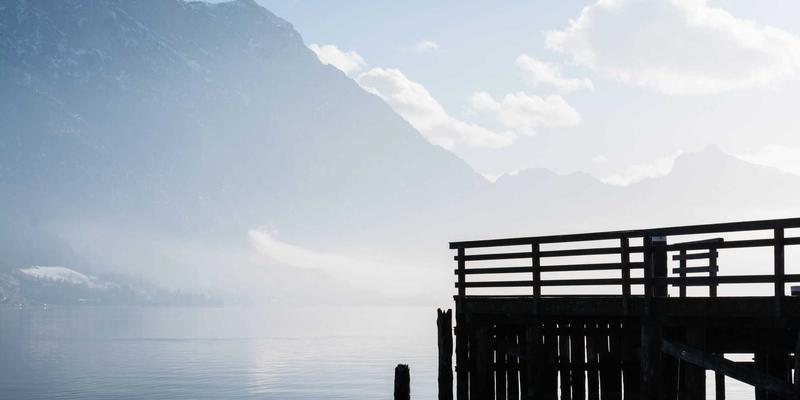 化学钢化与物理钢化玻璃：强度、应用与破碎状态深度解析 | 定制玻璃产品指南