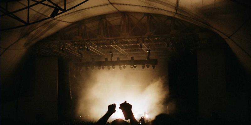 定制玻璃与建筑玻璃选型指南：真空玻璃与中空玻璃的隔热隔音性能深度对比