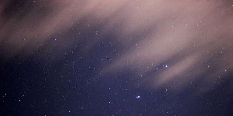 建筑玻璃与定制玻璃产品的性能突破：超白压延玻璃如何通过透光率提升太阳能电池效率