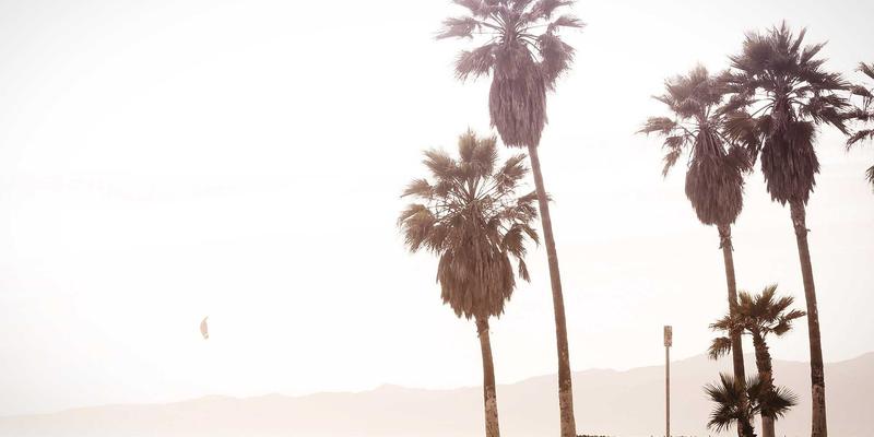 建筑玻璃与定制玻璃制造的革命：淋浴房玻璃自清洁纳米涂层技术解析