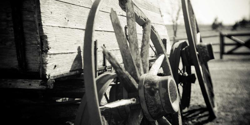 现代家居美学之选：如何通过专业玻璃制造与深加工技术挑选理想钢化玻璃餐桌