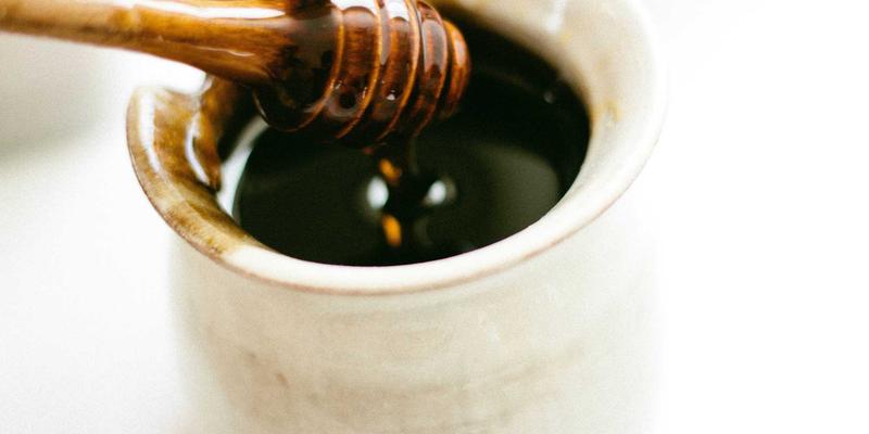 艺术玻璃定制：热熔、镶嵌、蚀刻工艺如何重塑建筑空间与室内装饰