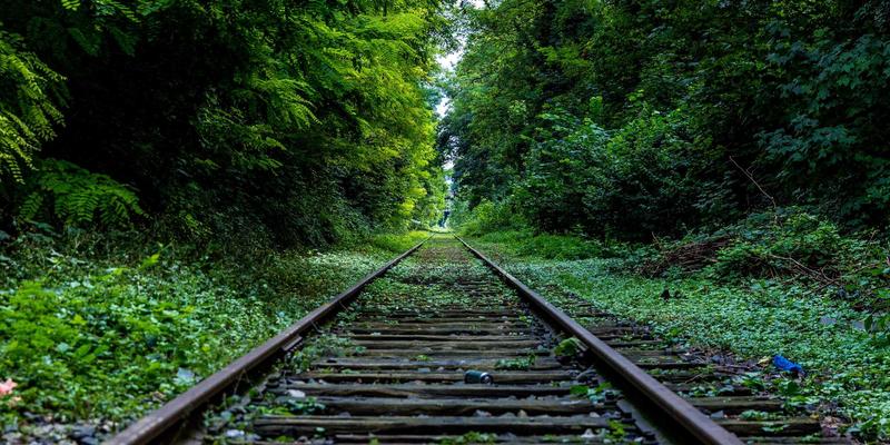 艺术玻璃隔断：现代室内设计的点睛之笔 | 深度解析定制玻璃制造与加工